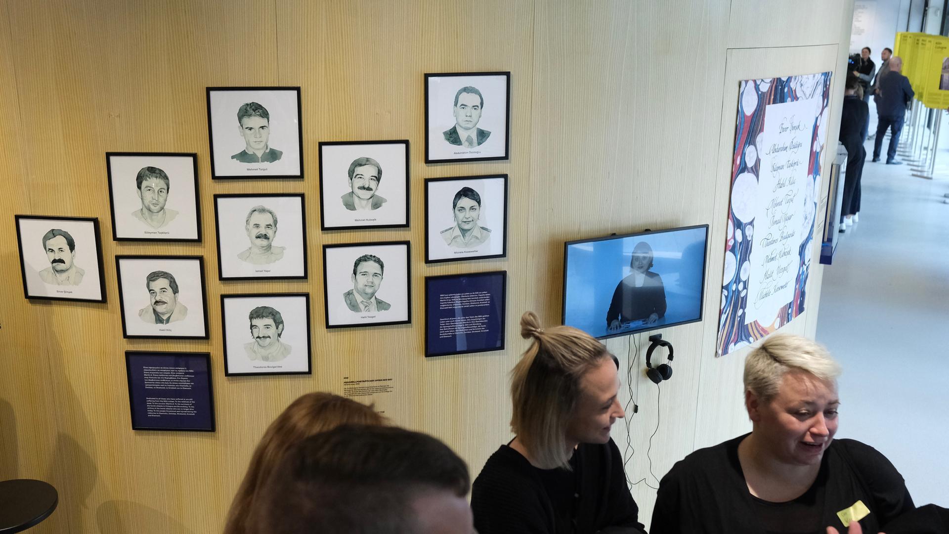 Das Bild zeigt Fotos von den Opfern der NSU-Anschläge an einer Wand. Davor stehen Besucher des NSU-Dokumentationszentrum in Chemnitz Das Bild zeigt Fotos von den Opfern der NSU-Anschläge an einer Wand. Davor stehen Besucher des NSU-Dokumentationszentrum in Chemnitz