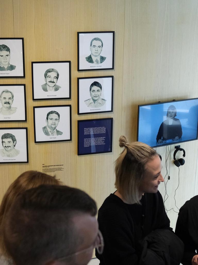 Das Bild zeigt Fotos von den Opfern der NSU-Anschläge an einer Wand. Davor stehen Besucher des NSU-Dokumentationszentrum in Chemnitz 