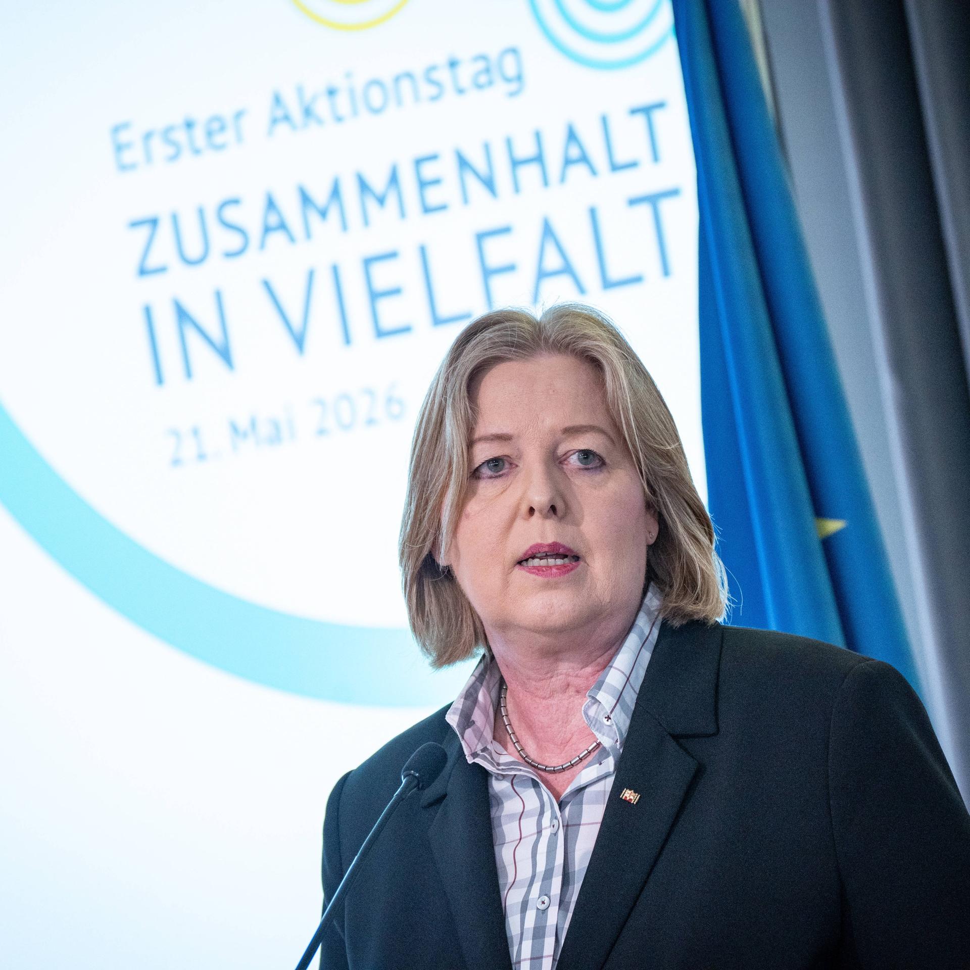 Bärbel Bas, Bundesministerin für Arbeit und Soziales, hält eine Rede und spricht über vermeintliches Einheitsgrau und Einheitsbraun in der deutschen Gesellschaft.