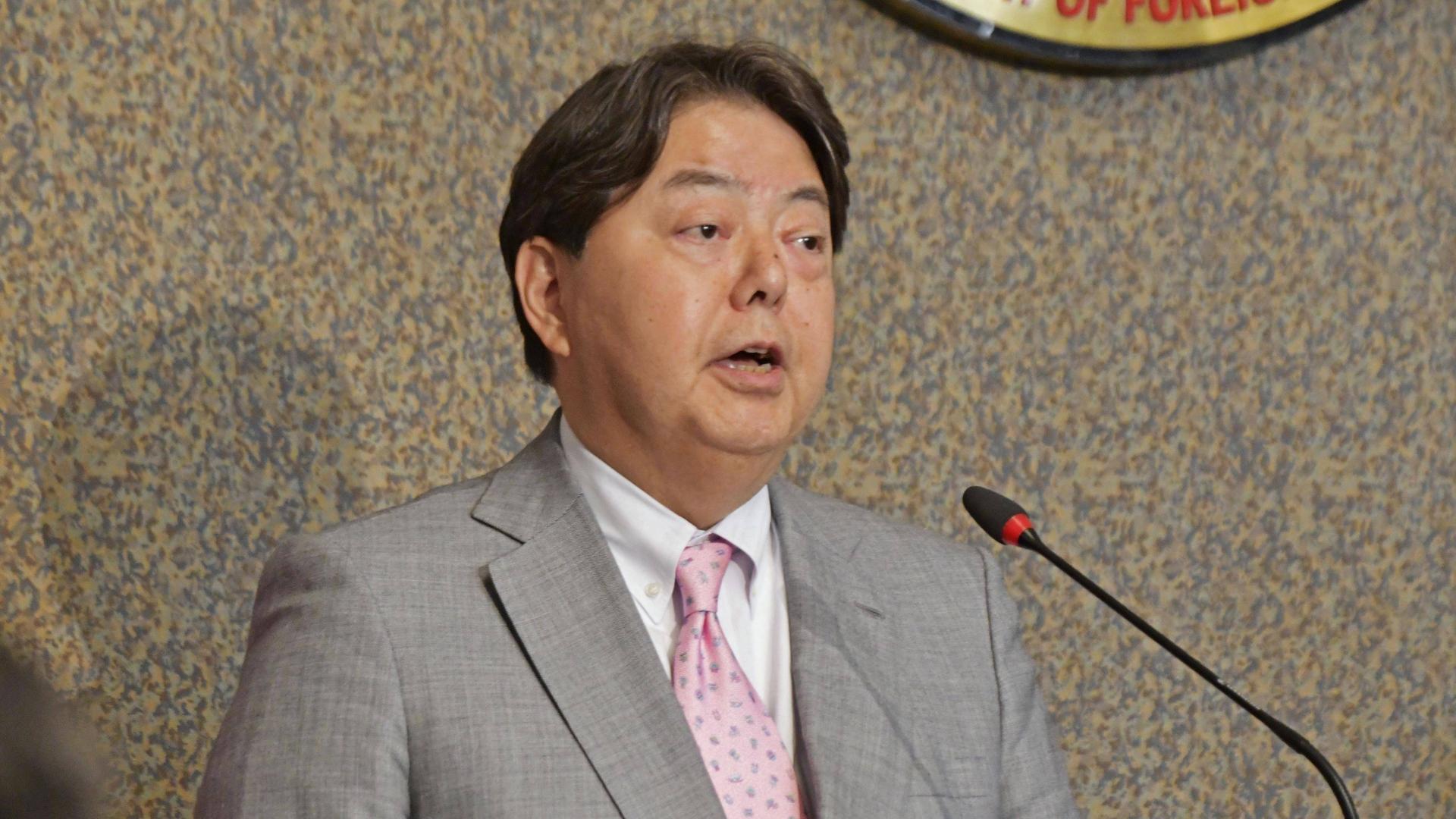 Der japanische Außenminister Hayashi spricht an einem Rednerpult.