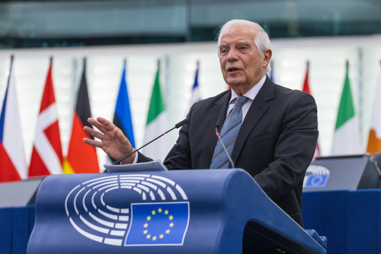 Frankreich, Straßburg: Josep Borrell, EU-Außenbeauftragter und Vizepräsident der Europäischen Kommission, steht im Gebäude des Europäischen Parlaments und spricht. 