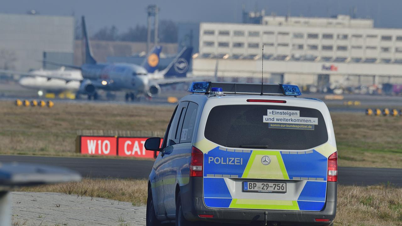 Erhöhte Sicherheitsmaßnahmen an Flughäfen in Deutschland. Die Bundespolizei patroulliert verstärkt auf dem gesamten Flughafengelände und dessen Umgebung