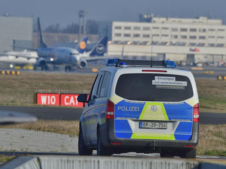 Erhöhte Sicherheitsmaßnahmen an Flughäfen in Deutschland. Die Bundespolizei patroulliert verstärkt auf dem gesamten Flughafengelände und dessen Umgebung