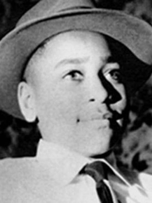 Der junge Emmett Till trägt einen Hut und schaut an der Kamera vorbei Der junge Emmett Till trägt einen Hut und schaut an der Kamera vorbei