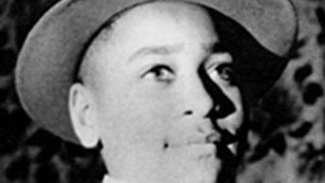 Der junge Emmett Till trägt einen Hut und schaut an der Kamera vorbei