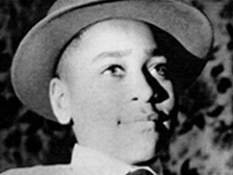 Der junge Emmett Till trägt einen Hut und schaut an der Kamera vorbei Der junge Emmett Till trägt einen Hut und schaut an der Kamera vorbei