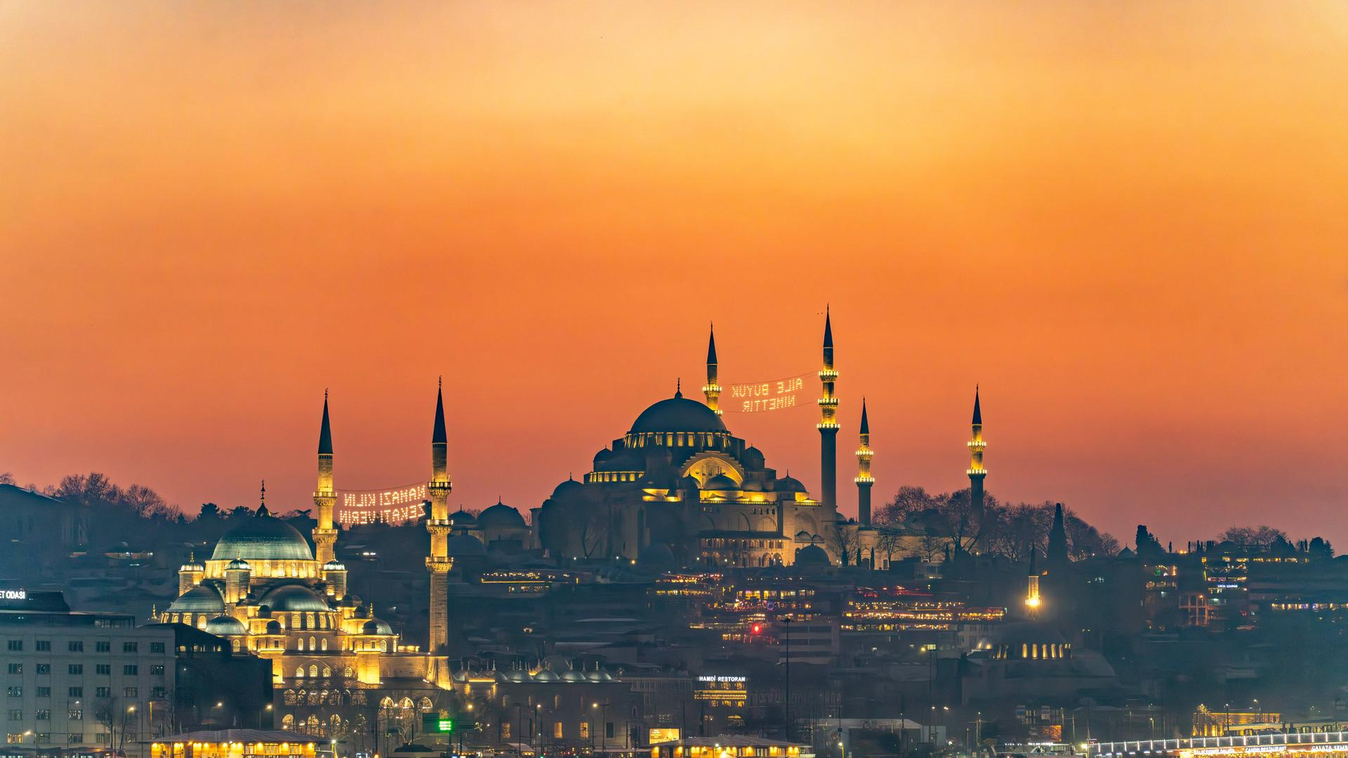 Stadtansicht von Istanbul in der Abenddämmerung.