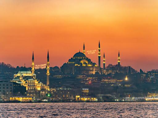 Stadtansicht von Istanbul in der Abenddämmerung.