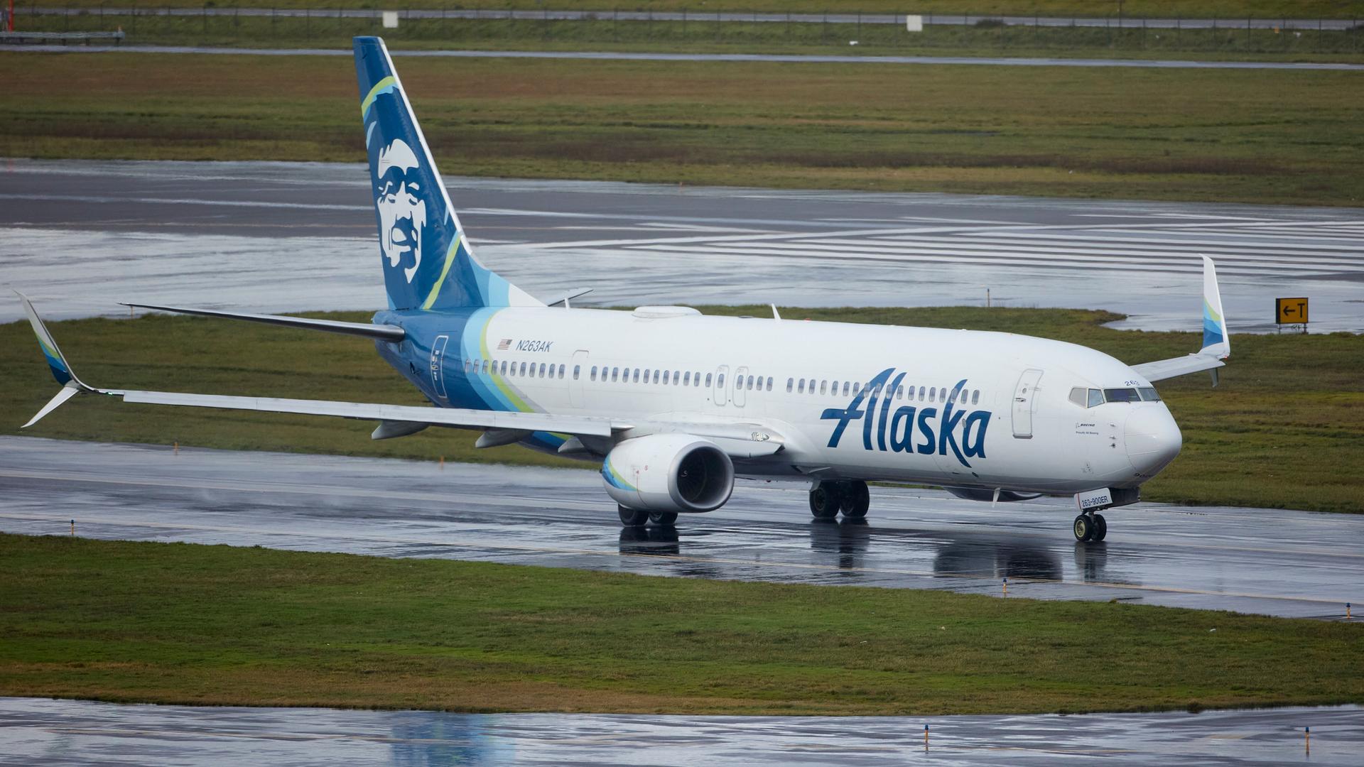 Die Boeing 737 der Alaska Airlines fährt am Flughafen Portland über das Rollfeld.