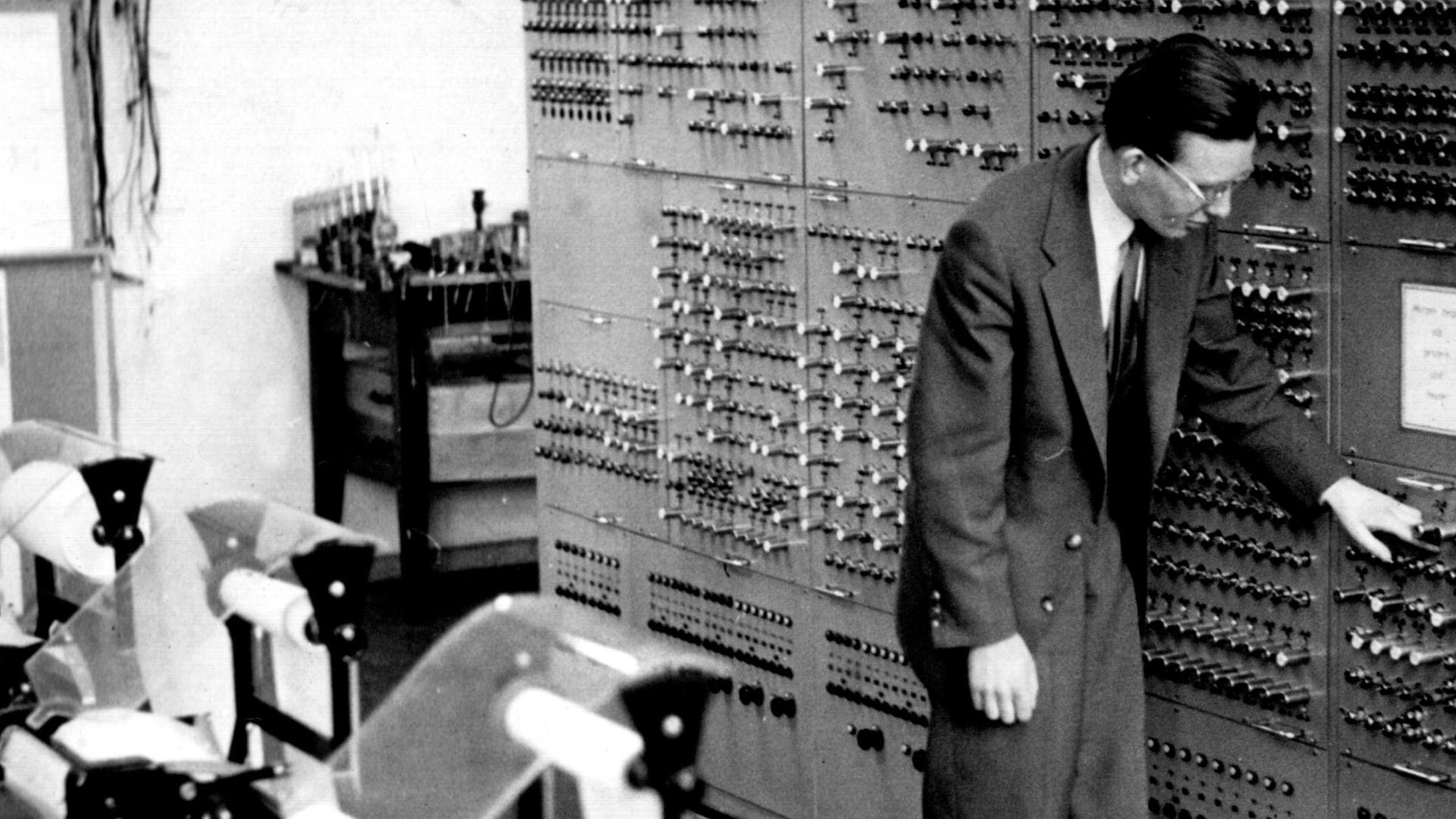 Die PERM-Rechenmaschine an der TH München, 1956.