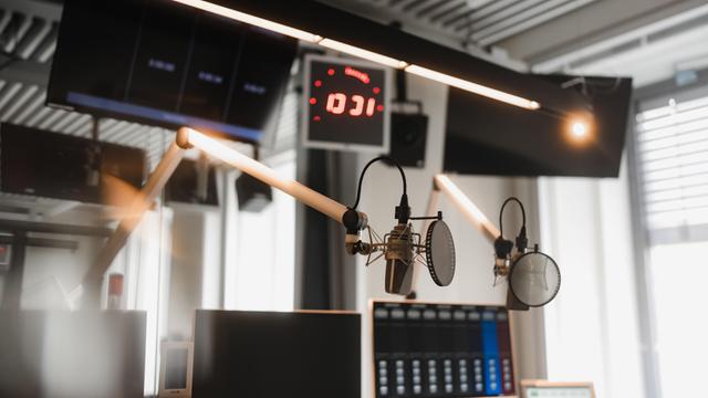 Studiotechnik mit Mikrofonen und Monitoren