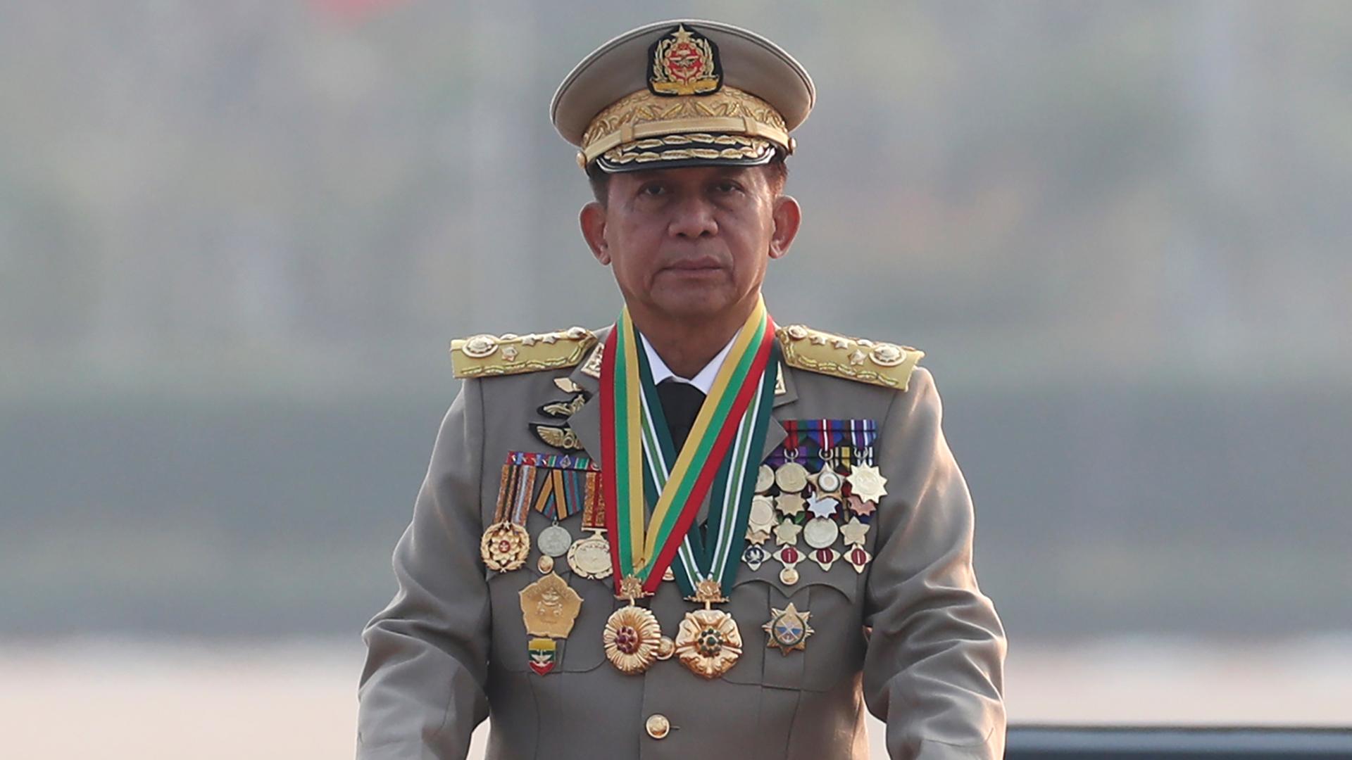 Min Aung Hlaing, Chef der Militärjunta, inspiziert eine Parade