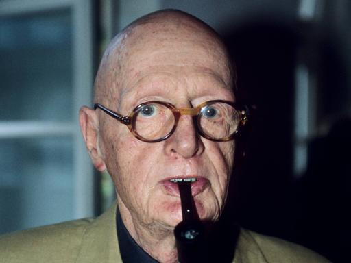 Wolfgang Menge mit Pfeife und Krawatte, fotografiert 1998.