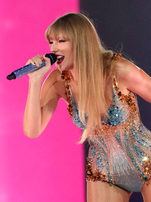 Taylor Swift singt auf der Bühne.