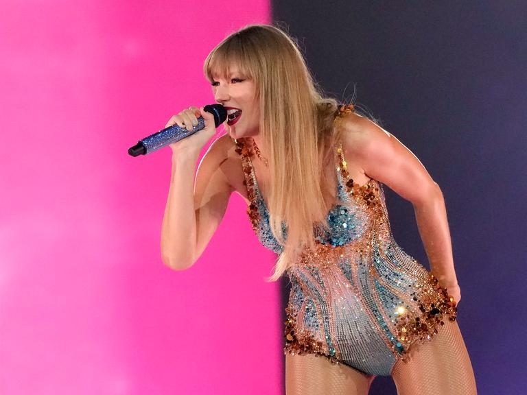 Taylor Swift singt auf der Bühne.