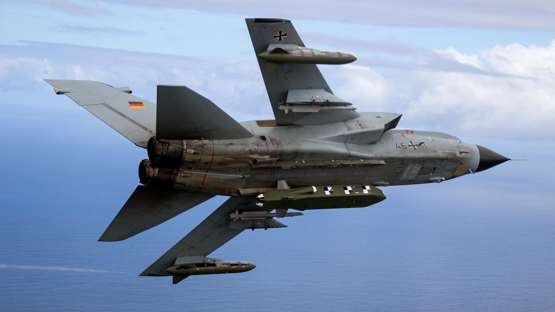 Die von der Bundeswehr herausgegebene Aufnahme zeigt einen Kampfjet vom Typ Tornado, bestückt mit dem Lenkflugkörper Taurus.