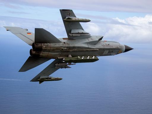 Die von der Bundeswehr herausgegebene Aufnahme zeigt einen Kampfjet vom Typ Tornado, bestückt mit dem Lenkflugkörper Taurus.
