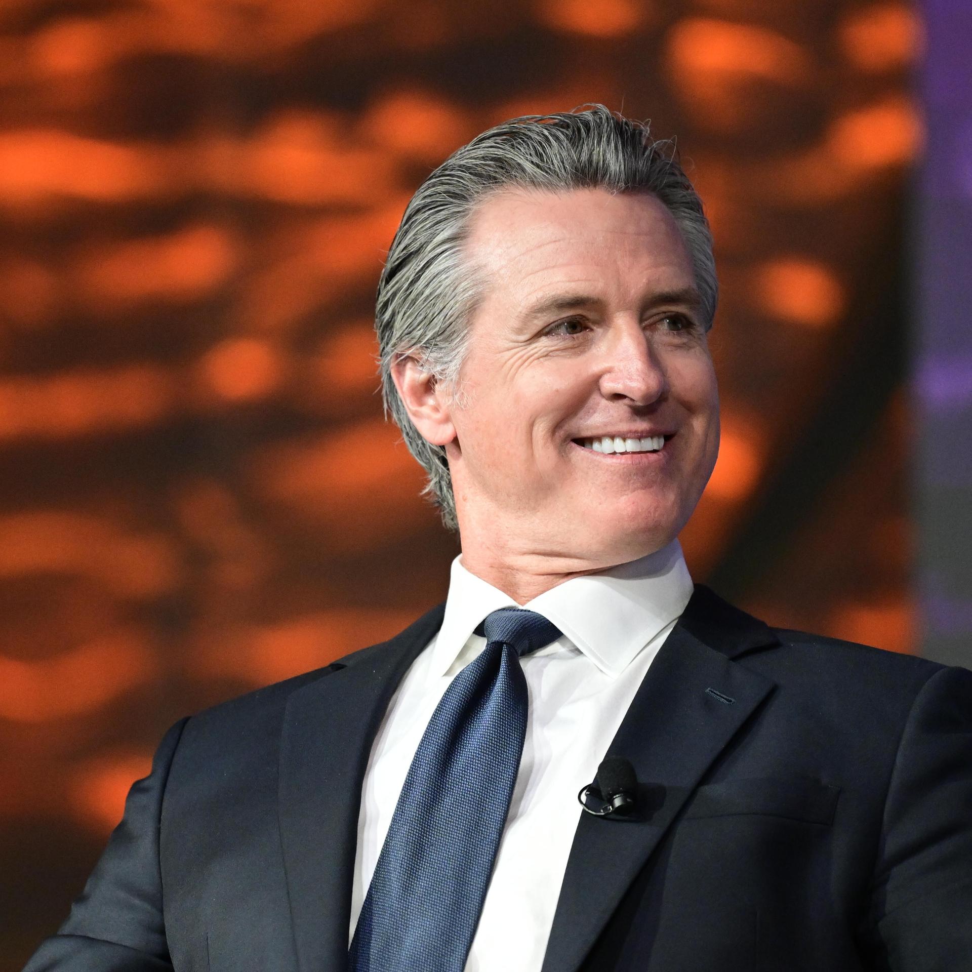 Der Gouverneur von Kalifornien, Gavin Newsom, spricht auf der Konferenz der US-Bürgermeister (United States Conference of Mayors) im Long Beach Convention Center in Long Beach, Kalifornien.