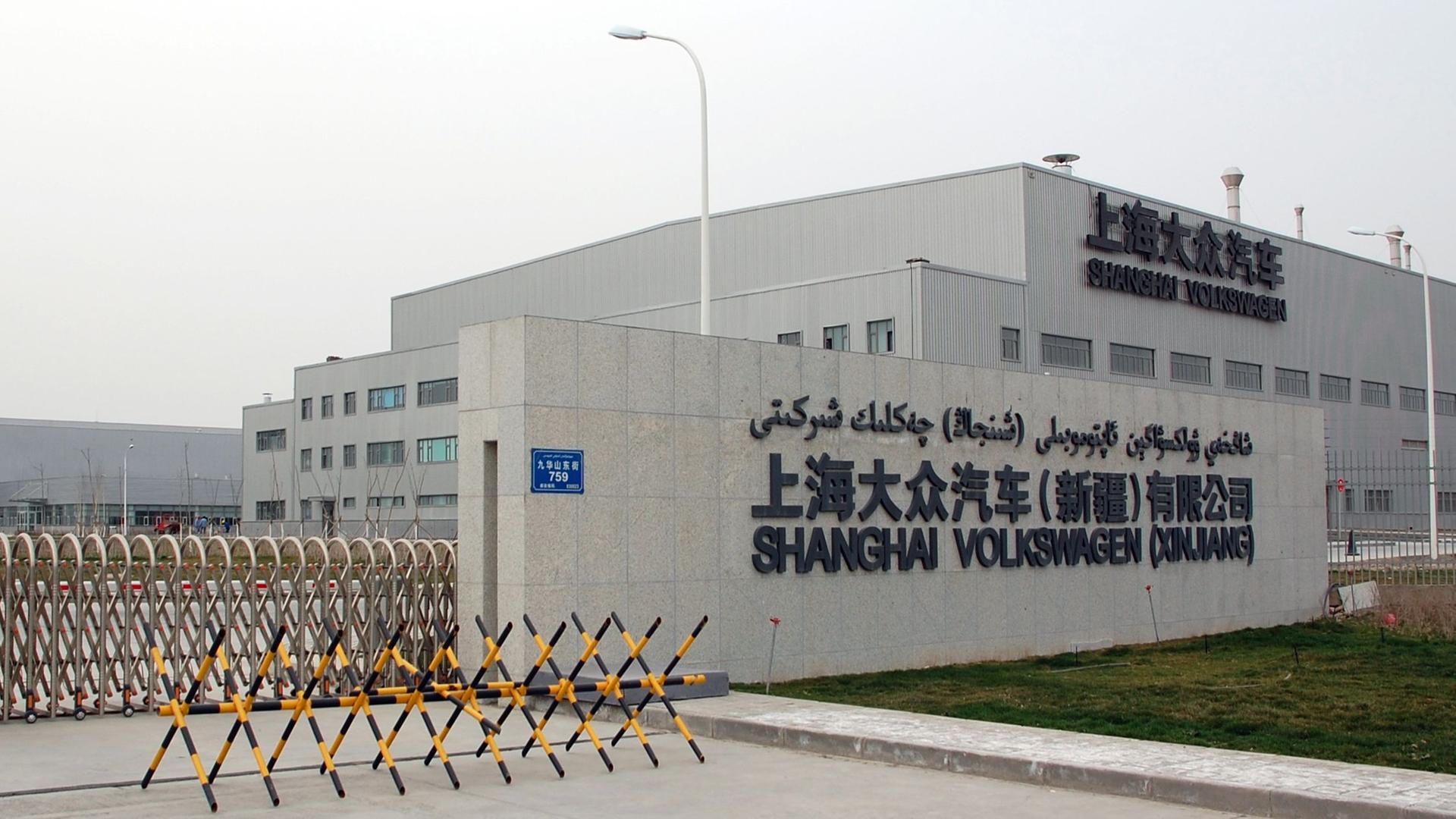 Eine Metallabsperrung versperrt am 07.04.2014 die Einfahrt zum neuen Werk von Volkswagen im westchinesischen Urumchi in der Region Xinjiang. 

