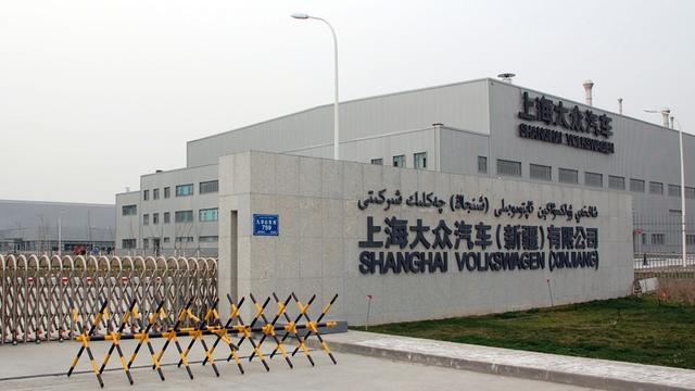 Die frühere Fabrik von VW in der Region Xinjiang. Davor stehen Absperrungen aus Metall.