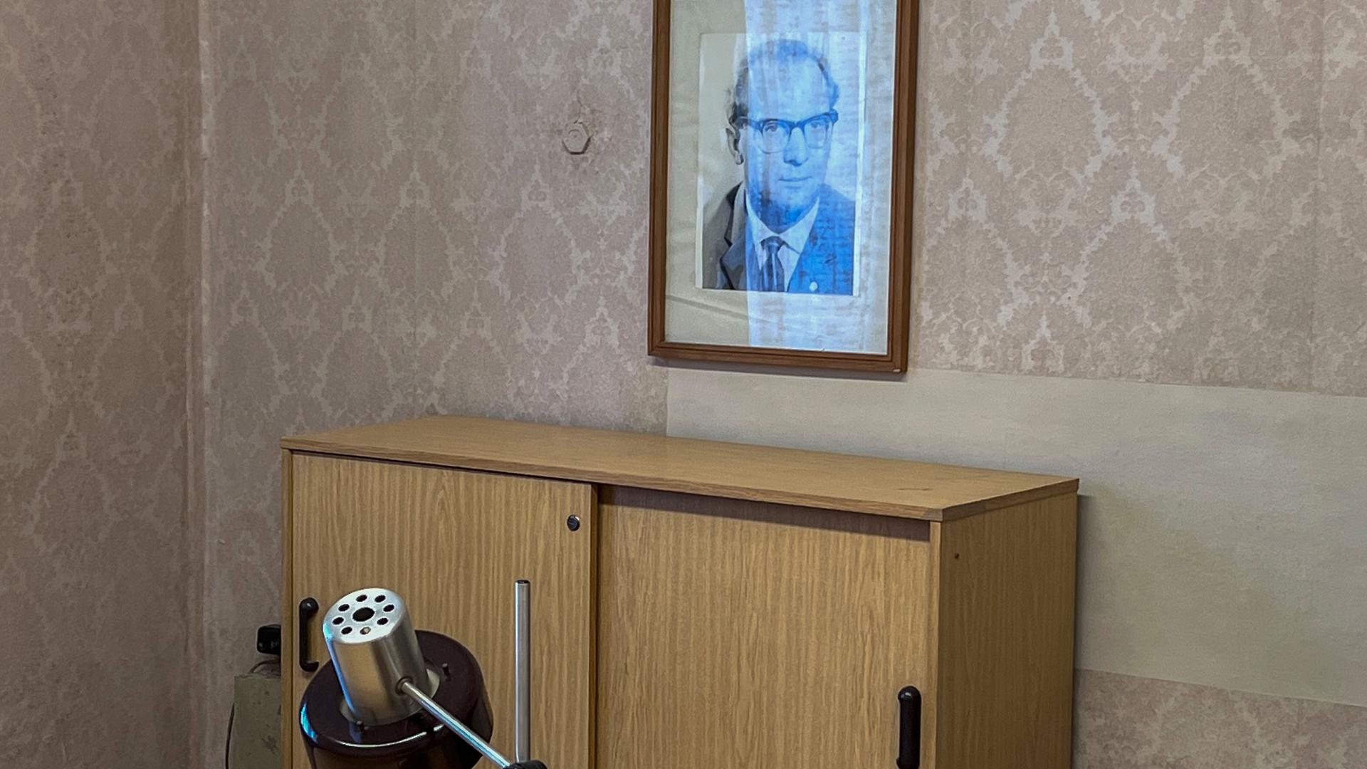 Blick in ein ehemaliges Büro in der ehemaligen Untersuchungshaftanstalt der Stasi in Berlin-Hohenschönhausen, an der Wand hängt ein Bild von Erich Honecker.