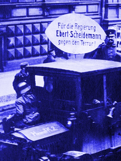 Wahlplakat mit der Aufschrift „Für die Regierung Ebert - Scheidemann, gegen Terror“, das Bild ist violett eingefärbt