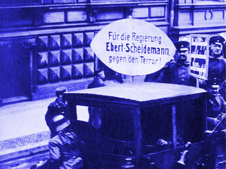 Wahlplakat mit der Aufschrift „Für die Regierung Ebert - Scheidemann, gegen Terror“, das Bild ist violett eingefärbt