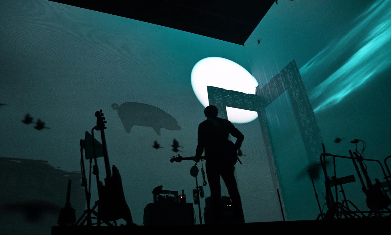 Eine Videoprojektion mit einem fliegenden Schwein vor dem Auftritt des Pink-Floyd-Mitbegründer Roger Waters im Rahmen seiner Deutschland-Tour "This Is Not A Drill" in der Olympiahalle.