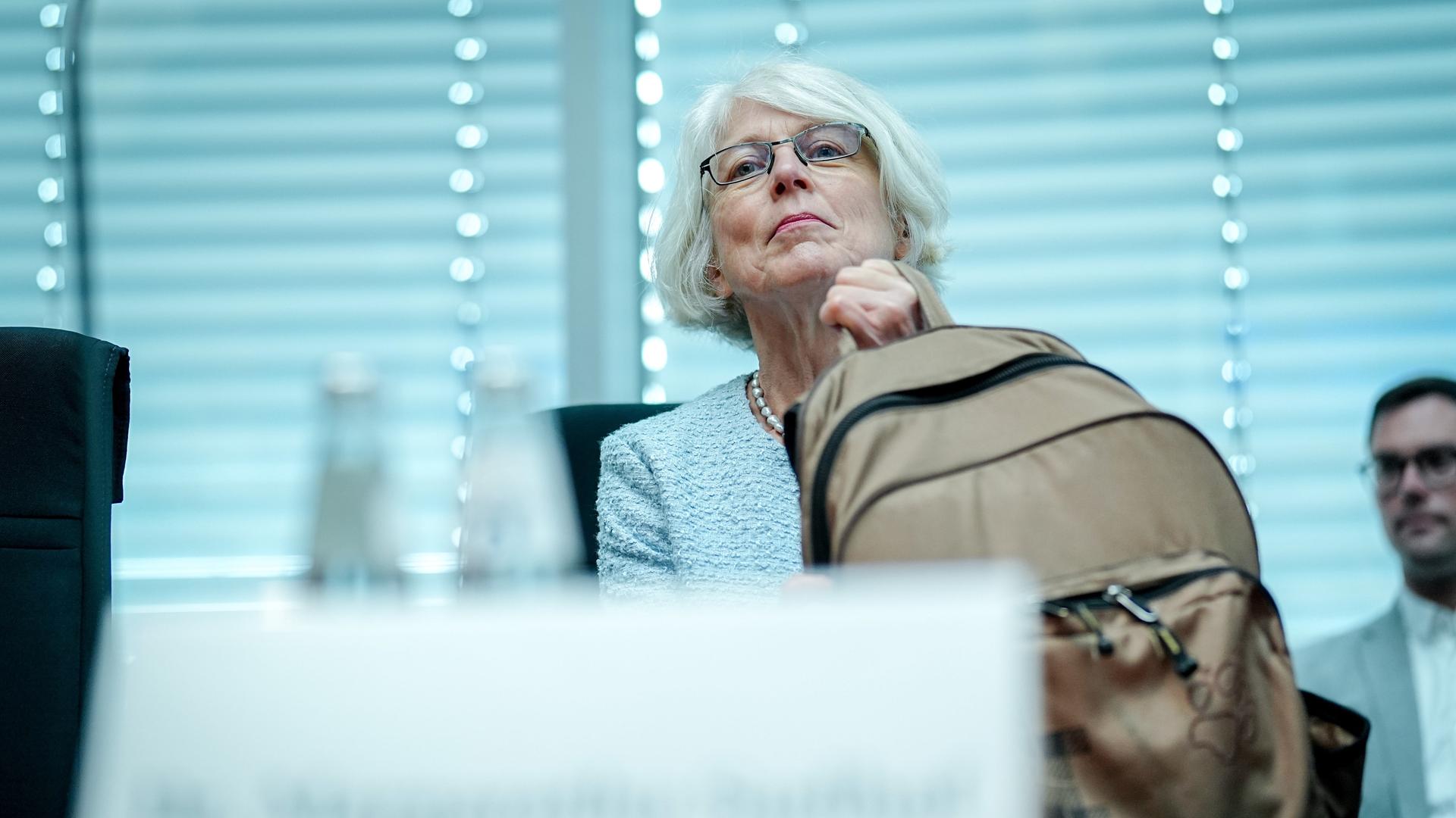 Berlin: Margaretha Sudhof, Sonderermittlerin zu Corona-Maskenbeschaffungen, nimmt an der Sitzung des Gesundheitsausschusses des Bundestags teil. 