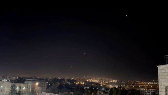 Dieses Videostandbild zeigt, wie Abfangraketen über Jerusalem in den Himmel geschossen werden. Nach dem iranischen Angriff hat es in der Nacht zum Sonntag an verschiedenen Orten in Israel Raketenalarm gegeben.