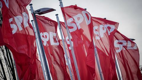 SPD-Fahnen wehen beim ordentlichen Bundesparteitag der SPD auf dem Berliner Messegelände im Wind. 