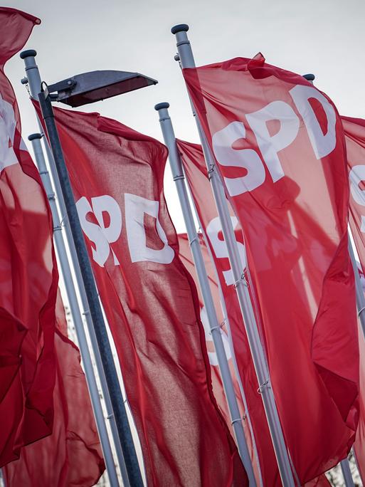 SPD-Fahnen wehen beim ordentlichen Bundesparteitag der SPD auf dem Berliner Messegelände im Wind. 