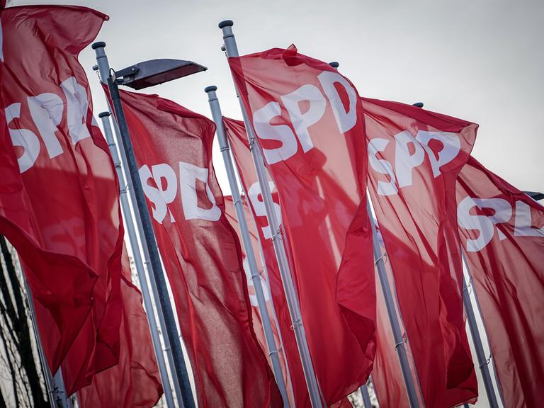 SPD-Fahnen wehen beim ordentlichen Bundesparteitag der SPD auf dem Berliner Messegelände im Wind. 