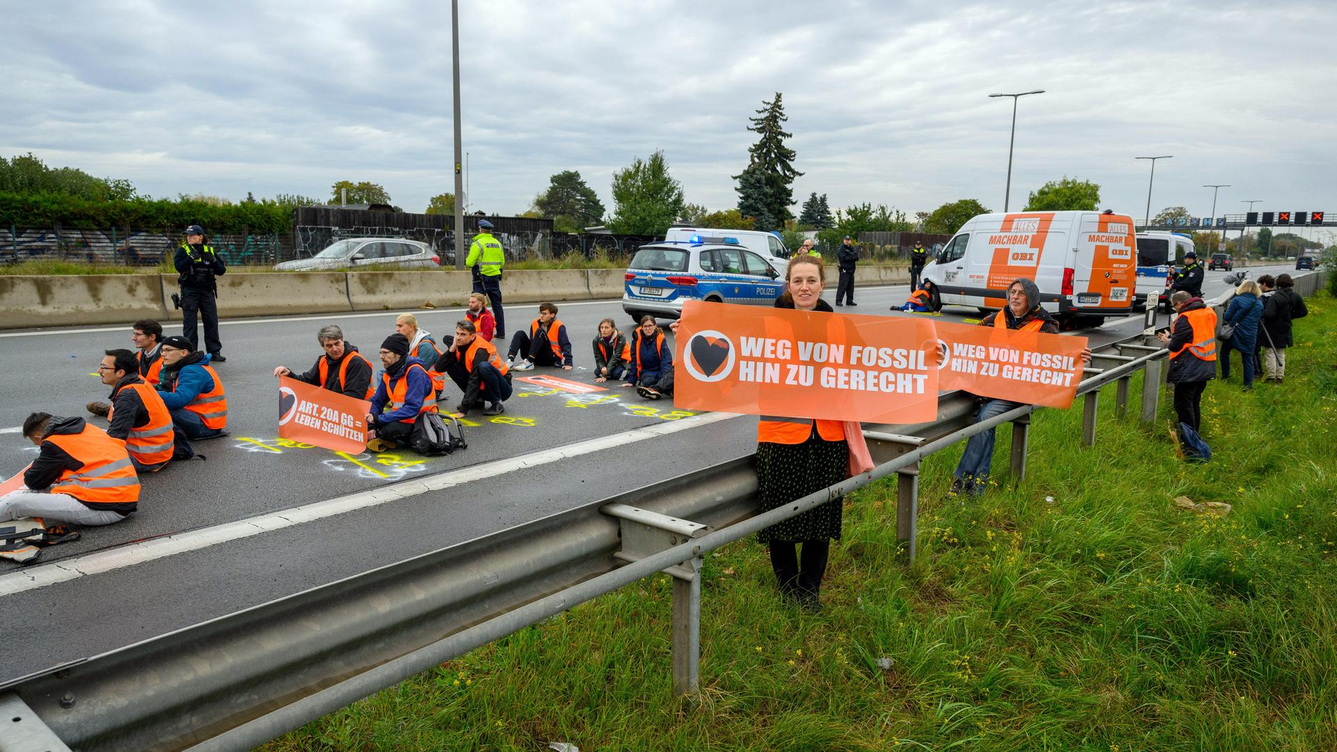 Massenblockade der Letzten Generation auf der A100, Berlin, am 24.10.2023.