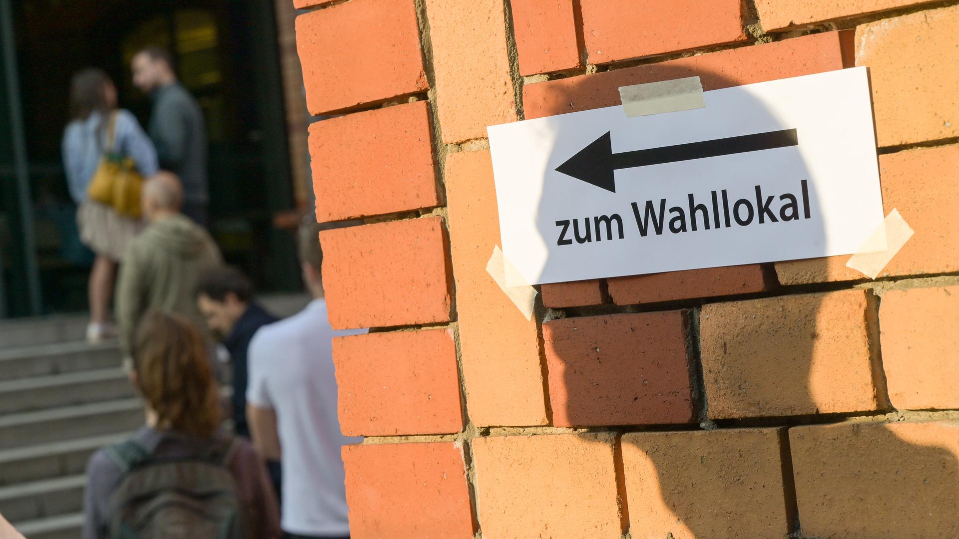Wählerinnen und Wähler vor einem Wahllokal in Berlin bei der Bundestagswahl 2021