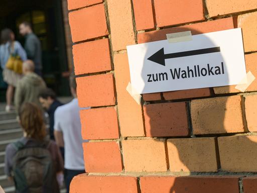 Wählerinnen und Wähler vor einem Wahllokal in Berlin bei der Bundestagswahl 2021