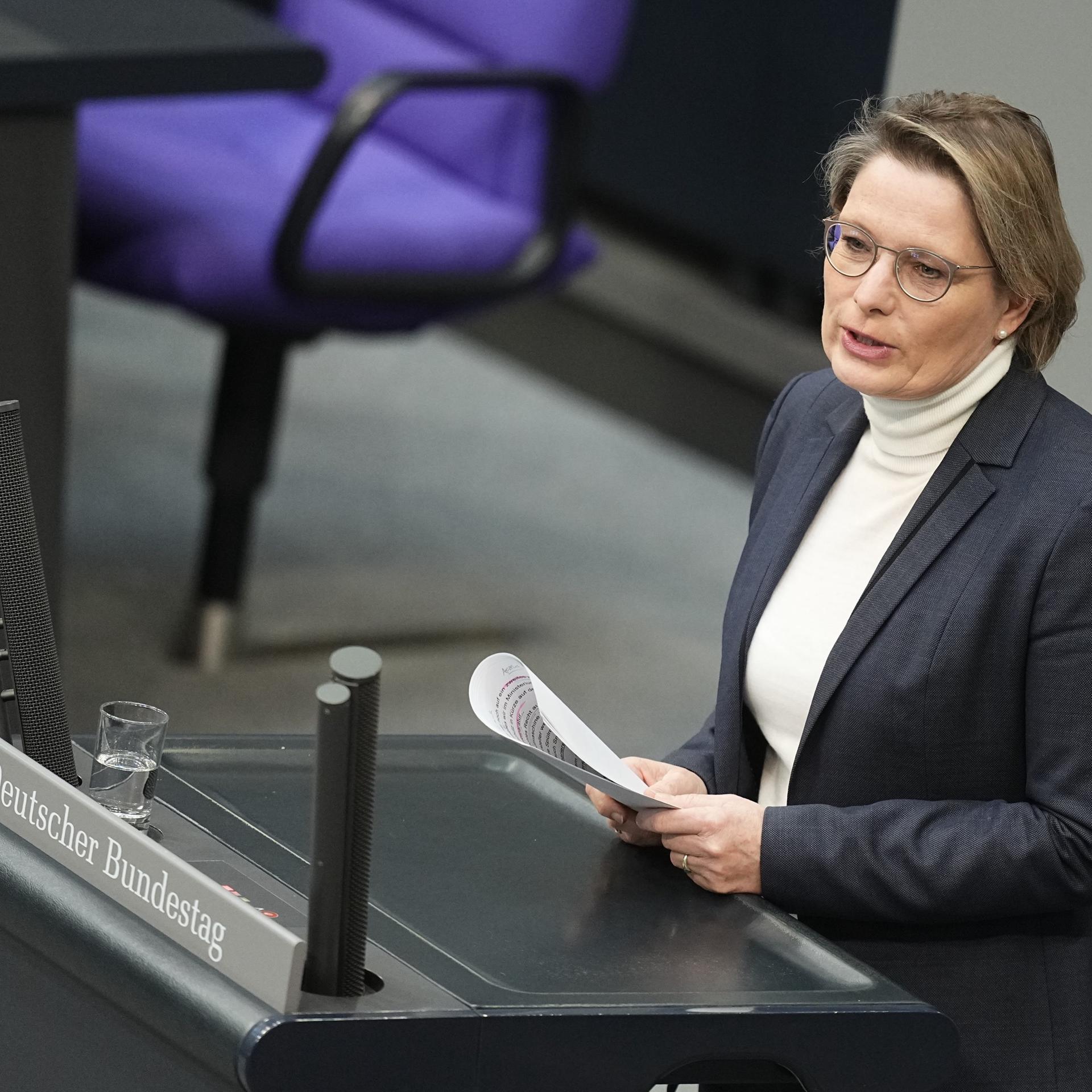 Stefanie Hubig (SPD), Bundesministerin der Justiz und für Verbraucherschutz, spricht in der Debatte zum Bundeshaushalt im Bundestag.