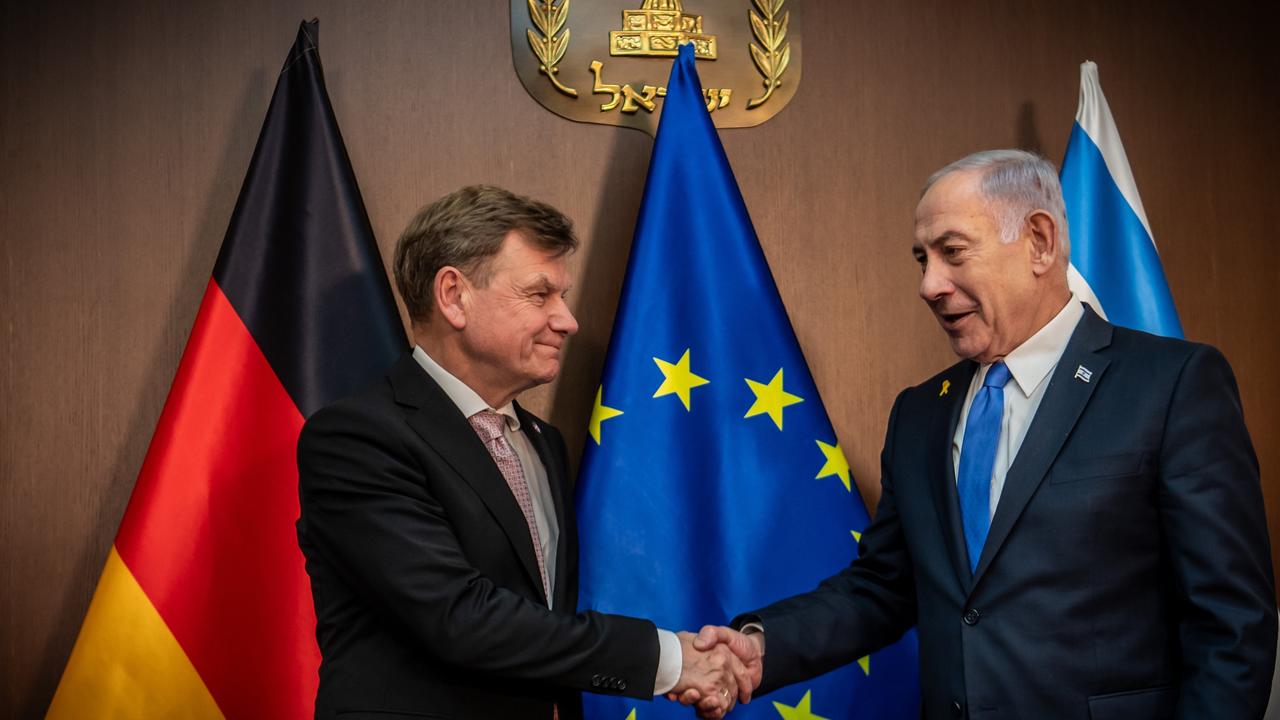 Der deutsche Außenminister Johann Wadephul (l,CDU) und Benjamin Netanjahu, Ministerpräsident von Israel, geben sich nach einem Gespräch im Amtssitz des Regierungschefs die Hände.