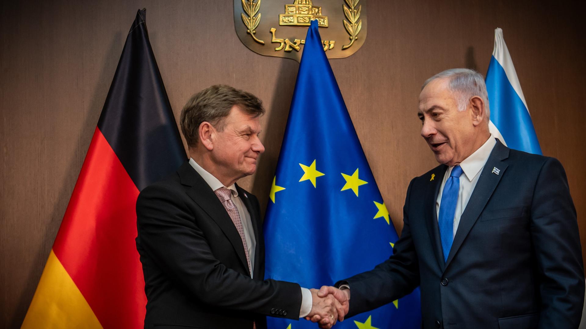 Der deutsche Außenminister Johann Wadephul (l,CDU) und Benjamin Netanjahu, Ministerpräsident von Israel, geben sich nach einem Gespräch im Amtssitz des Regierungschefs die Hände.