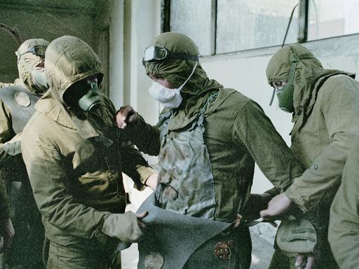 Nach der Nuklearkatastrophe von Tschernobyl 1986 säuberten sogenannte Liquidatoren in Schutzanzügen das beschädigte Reaktordach. 