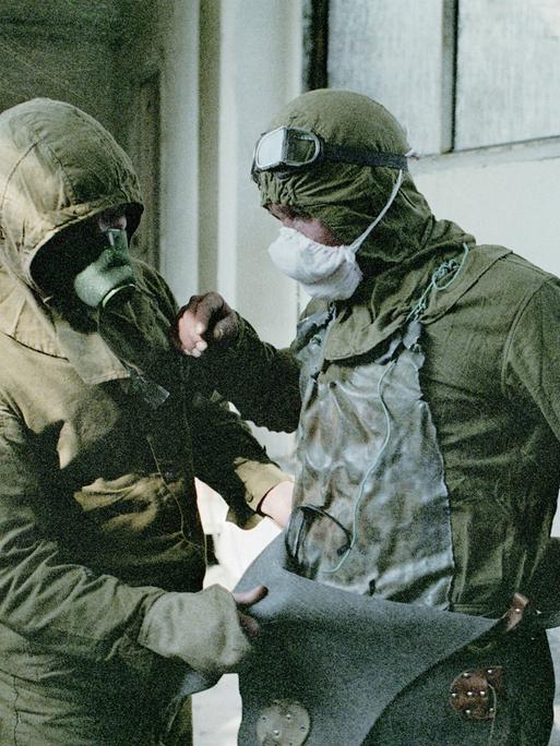 Nach der Nuklearkatastrophe von Tschernobyl 1986 säuberten sogenannte Liquidatoren in Schutzanzügen das beschädigte Reaktordach. 