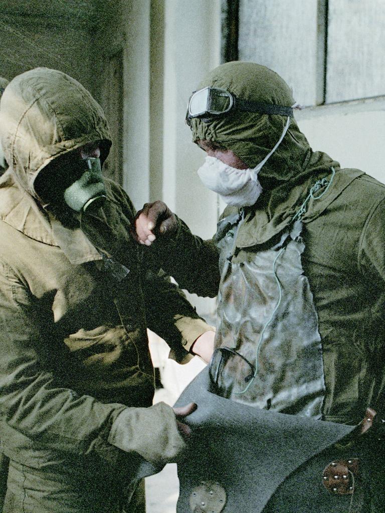 Nach der Nuklearkatastrophe von Tschernobyl 1986 säuberten sogenannte Liquidatoren in Schutzanzügen das beschädigte Reaktordach. 