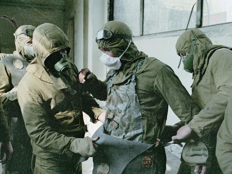 Nach der Nuklearkatastrophe von Tschernobyl 1986 säuberten sogenannte Liquidatoren in Schutzanzügen das beschädigte Reaktordach. 
