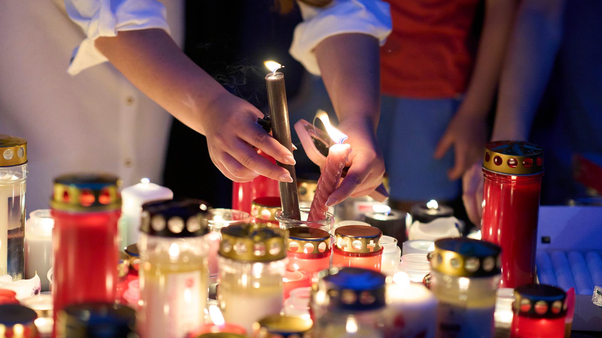 Graz: Trauernde zünden Kerzen für die Opfer eines Amoklaufs an einer Schule. 