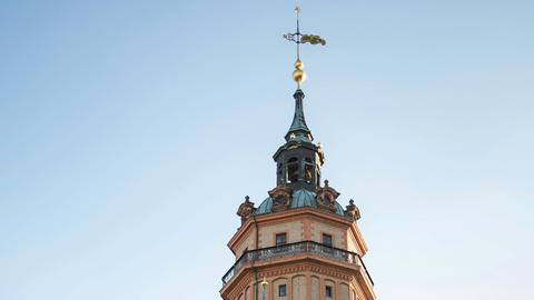 Blick auf die Tumrspitze mit goldener Wetterfahne der Nikolaikirche zu Leipzig.