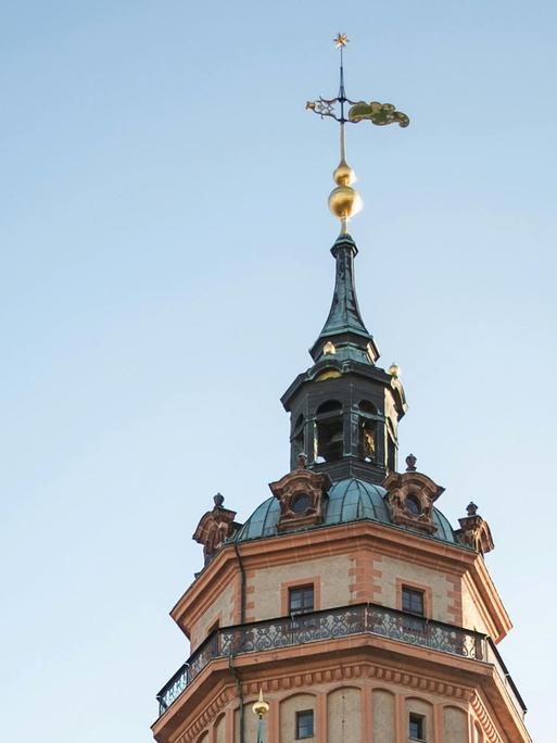 Blick auf die Tumrspitze mit goldener Wetterfahne der Nikolaikirche zu Leipzig.
