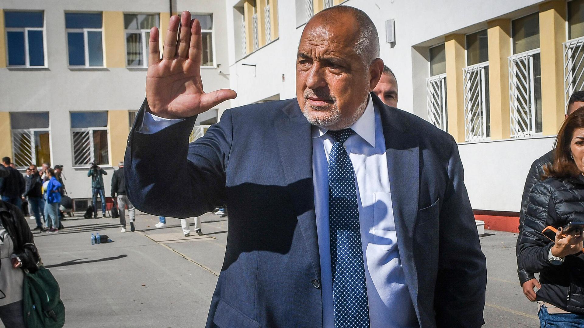 Bojko Borrisov winkt mit der rechten Hand nach der Stimmabgabe bei den letzten Wahlen.