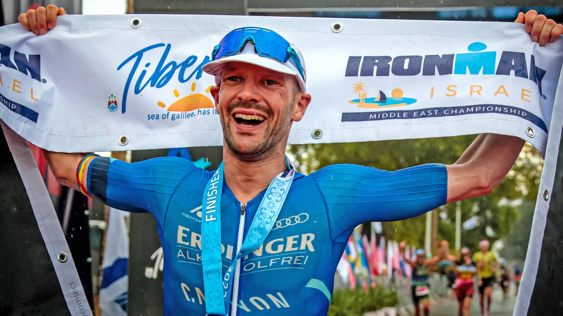 Ironman Weltmeister Patrick Lange beim überqueren der Ziellinie des Ironman Israel in Tiberias am See Genezareth Ironman Weltmeister Patrick Lange beim überqueren der Ziellinie des Ironman Israel in Tiberias am See Genezareth