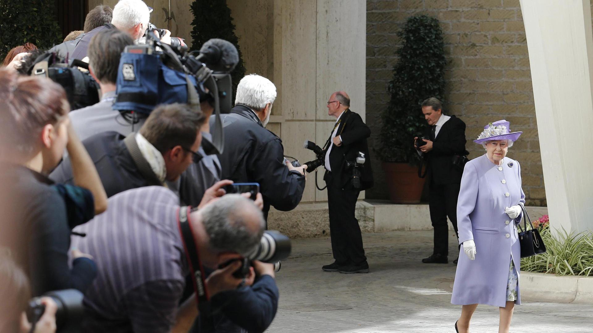 Fotografen richten ihre Objektive auf Queen Elizabeth, hier 2014 bei einem Besuch des Vatikans
