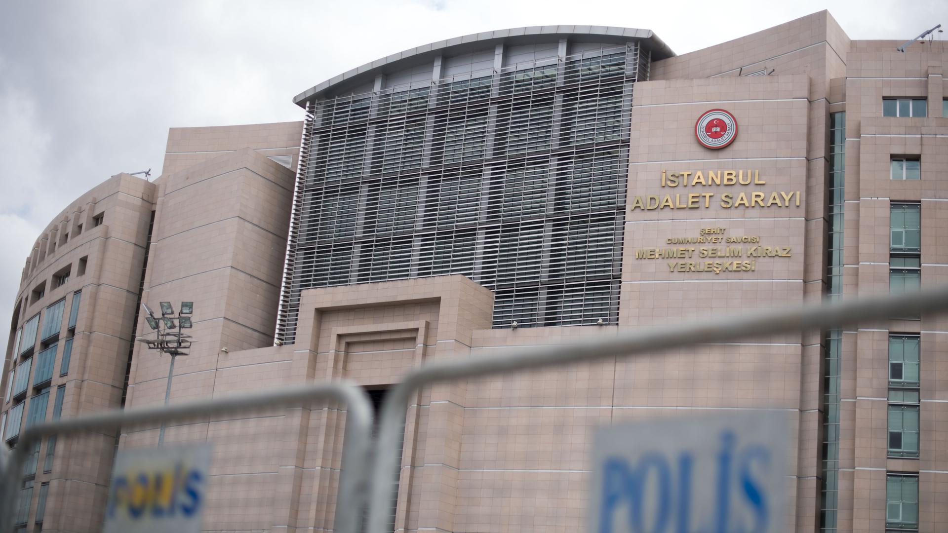 Das Istanbuler Gerichtsgebäude Caglayan, davor ist eine Polizeiabsperrung. 